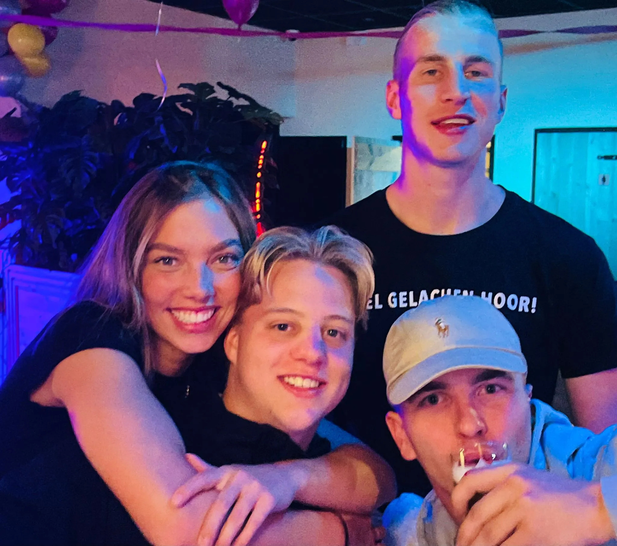 Vier vrienden samen op een feestavond