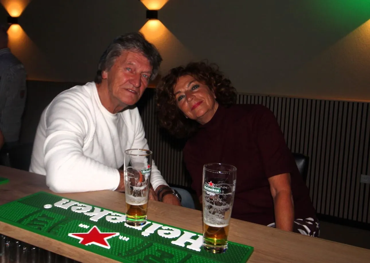 Stel aan de bar met een biertje