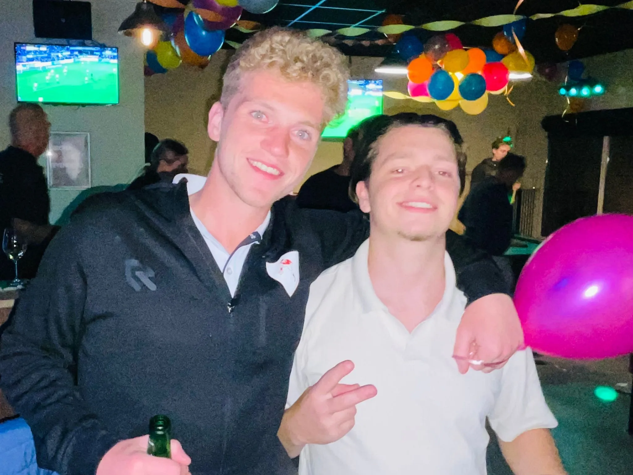 Vrienden tijdens een verjaardagsfeest