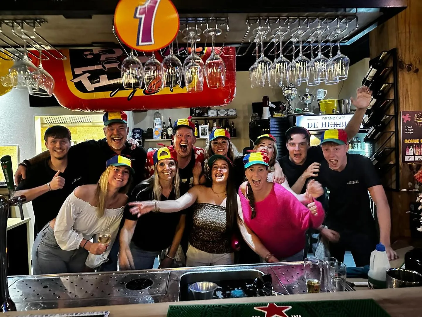 Team en gasten achter de bar tijdens een feest
