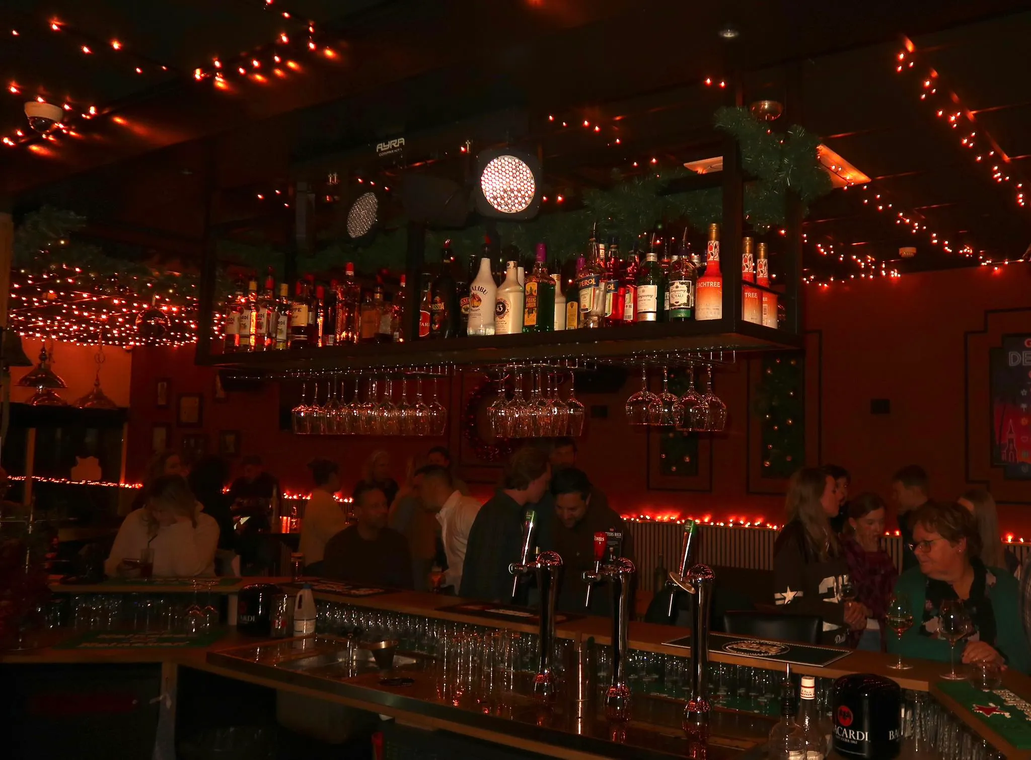 Sfeervol interieur van Grand Café De Herberg in 's-Gravendeel