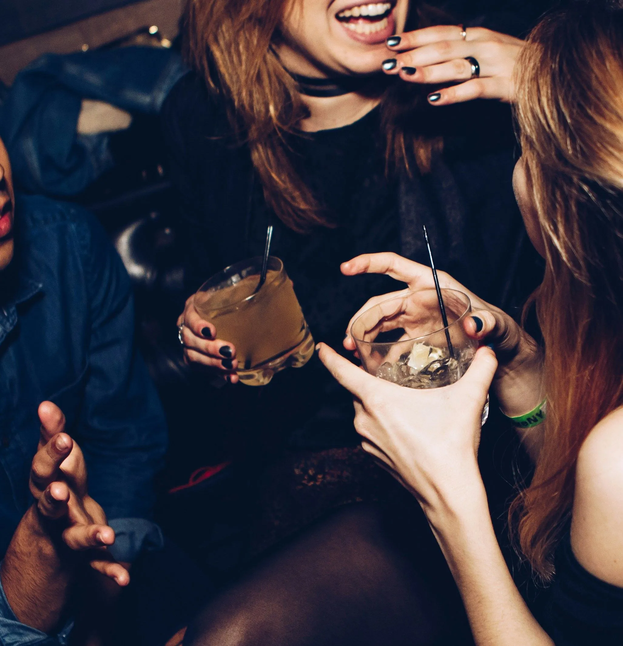 Proost met cocktails aan tafel bij Grand Café De Herberg