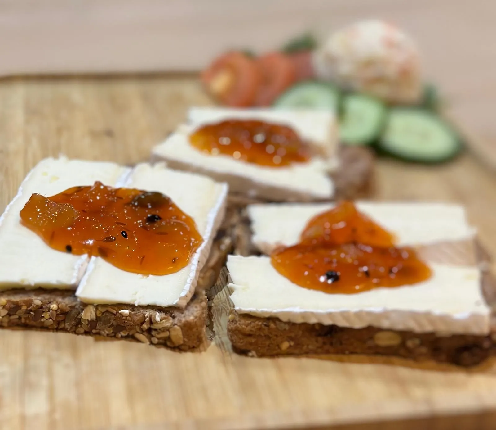 Houten bord met notenrozijnenbrood, warme brie en mango chutney
