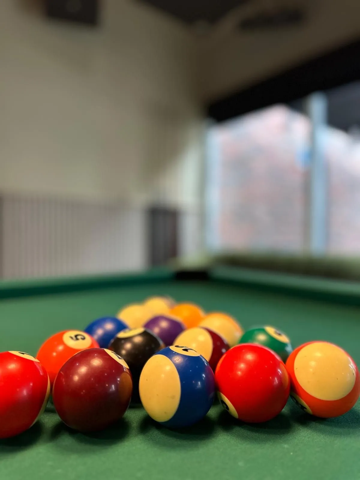 Pooltafel met biljartballen klaar voor een potje
